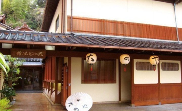 300年の歴史を感じさせる落ち着いた玄関