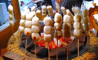 宮ヶ瀬 水の郷商店街の串団子焼き画像
